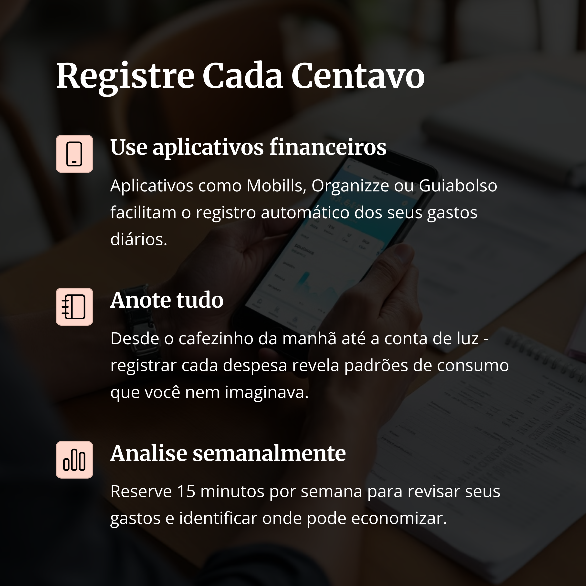 Pessoa registrando despesas em app financeiro