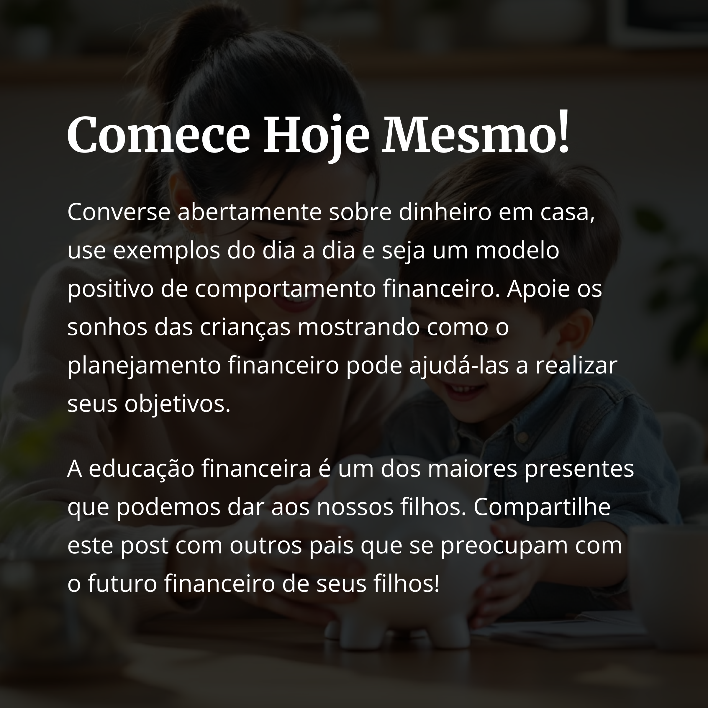 Mãe e filho sorrindo em conversa sobre finanças