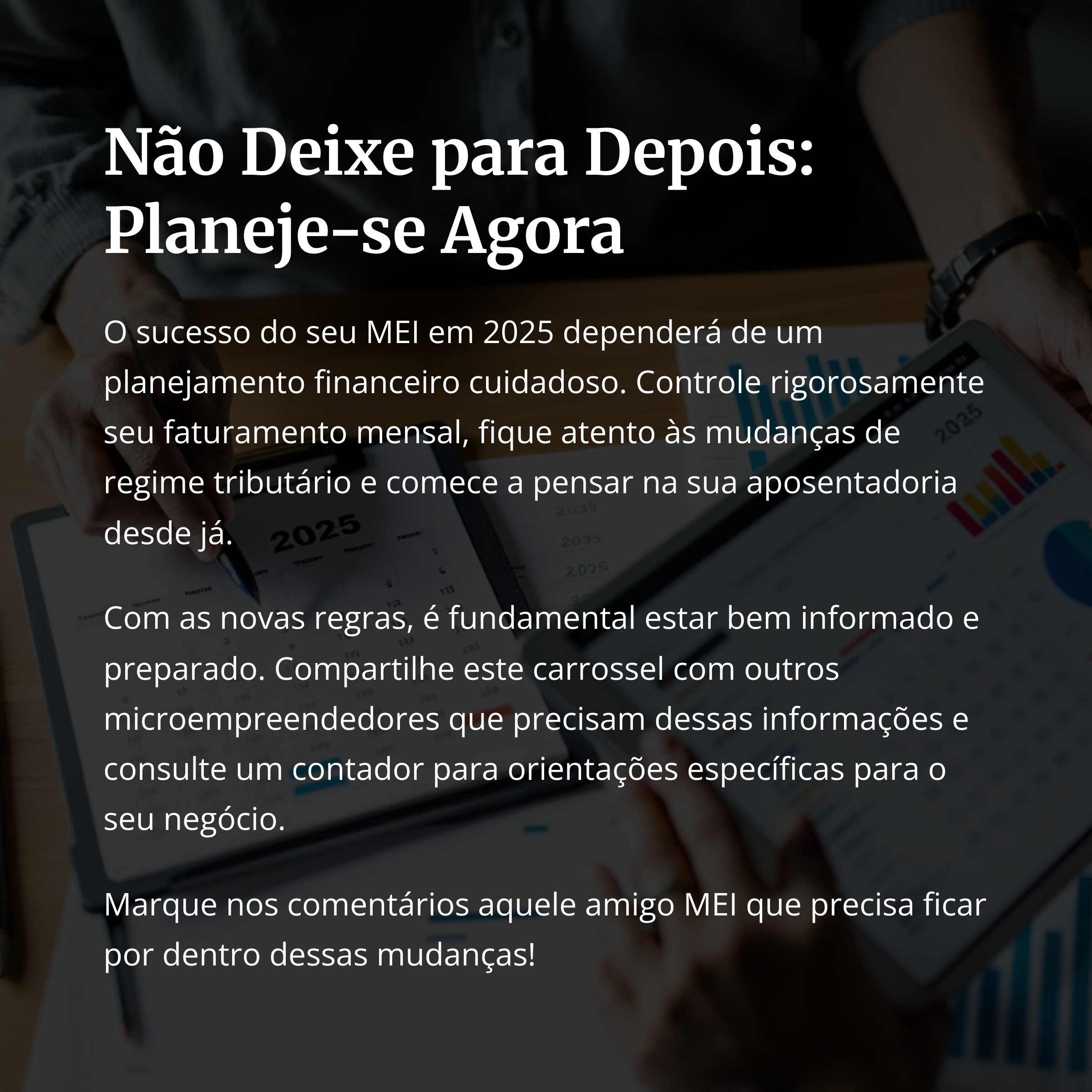 Empreendedor com tablet analisando calendário de 2025